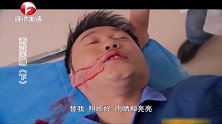 兄弟俩工作之余在一起聊天，不料飞来横祸，让人措手不及