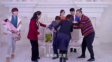 两家人一起拍全家福，谁知儿媳妇被发现也怀孕了，真高兴