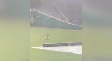 美国：棒球比赛因下雨暂停，一男子裸奔进赛场上演“个人秀”