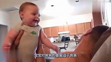 爸爸对着天花板嚎叫，宝宝也进行模仿，不料宠物狗发威了