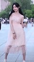 成都街拍青春靓丽的美女，连衣裙真漂亮，梦中的女神