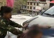 母亲拦儿子车遭殴打：推搡踹倒在地