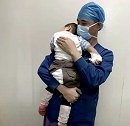 江苏宿迁：就像爸爸！麻醉医生安抚哭闹患儿：给他一个安慰