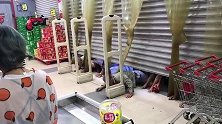大爷大妈挤门进超市吓坏网友：还以为是丧尸电影