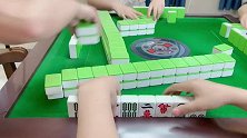 四川麻将：小姐姐带根自摸，这个二万，杠还是不杠？我太难了！