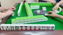 四川麻将：小姐姐带根自摸，这个二万，杠还是不杠？我太难了！