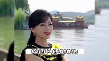 赵雅芝再游西湖梦回白娘子，穿白旗袍气质温婉，71岁仍似少女一般