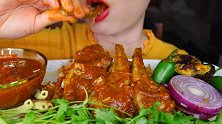 小姐姐吃一大份香辣咖喱羊肉饭，看着太有食欲了