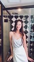 美女在洗手间里跳舞