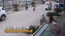 反面教材！小女孩突然横穿马路 被三轮车卷入车底