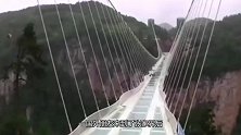 老外到张家界玻璃桥，称一锤就能砸碎，工作人员：完全不怂！