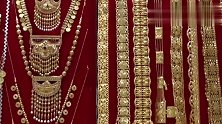 迪拜黄金市场都是土豪光顾，中国小伙看中一条金腰带要8万块