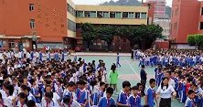 小学生趴课桌午休要收300元管理费？ 龙岗教育局：已叫停