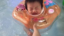 小宝宝自由自在的游泳，不知道发生了什么，宝宝突然哭了起来！