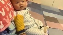 小宝宝倚靠在床上的样子好萌，小眼神瞅来瞅去的，萌翻了！