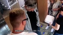 在电梯铺满体重秤，美女竟这样化解，老外懵了！