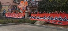 卓尔大巴驶入金州体育场 球迷高呼“武汉必胜”为球队助威