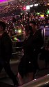 张靓颖不愧是专业歌手，走路都踩着节奏