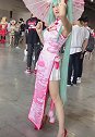 沈阳国际动漫展：动漫美女身穿粉嫩色旗袍秀出中国风