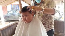 小胖子被爸爸抓来理发，小娃一脸不高兴，爸爸还一旁叨叨个不停