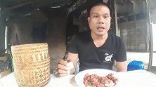 泰国男子吃生猪肉，伴着饭吃，吃得挺欢快的