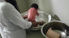 护士给新生宝宝洗澡！宝宝这哭声好洪亮啊！小模样看着真可怜