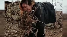 靠双手爬行的女人，花季少女，让人泪目，女孩长得很美