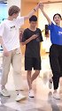 别的不多说，气质这一块小姐姐拿捏的死死的，街拍穿搭