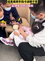 广东广州：女童贪玩手卡椰子中，消防员边哄娃边“破壳”