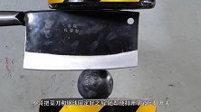 菜刀能把钢球切开吗？小伙作死尝试，结果欲哭无泪！