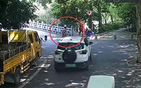 回头与后排乘客说话 杭州网约车司机撞倒碾压老人致重伤