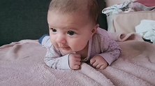 三个月的混血宝宝练习抬头，摇摇晃晃的太可爱，大大的眼睛真漂亮