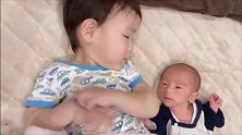 小哥哥看小宝宝肚子饿，用手臂喂小宝宝的一幕萌翻了！