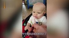 妈妈正在吃冰淇淋，不料宝宝用这种方式抢夺，让妈妈都笑翻