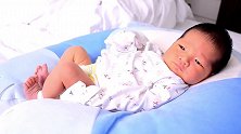 出生第4天的小宝宝，一副无欲无求悠闲自在的样子，太爽了