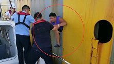 11人港珠澳大桥桥墩上垂钓被抓！现场收缴26根鱼竿和5箱渔获