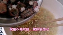 女孩嘴馋买小龙虾，算算价钱吃的肉疼
