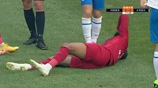 卡兰加被撞痛苦倒地 伤势严重无法坚持被抬出场