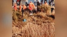 男子为捡无人机坠下百米山崖 救援人员用3小时将他抬上山脊