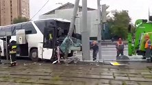 监拍旅游大巴莫斯科街头遇车祸 车上载有32名中国人