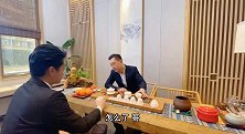 小桌呼朋三面坐，留将一面与桃花