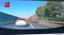 男子高速遇前方大面积刹车，小米SU7极限丝滑变道，后方多车追尾：后面车刹到冒烟