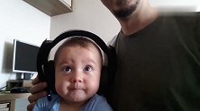 爸爸给宝宝戴上耳机听摇滚音乐，接下来宝宝的表情太可爱了