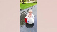 宝宝是不是都喜欢玩水一个水管都能玩这么开心，哈哈！