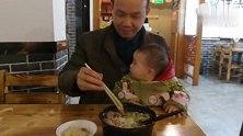 这也太搞笑了！15个月的宝宝看着爸爸夹起面条，嘴巴张好大
