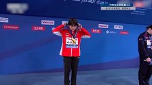 全红婵世锦赛夺冠，完成10米跳台金牌大满贯，领奖露标准社恐笑容