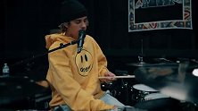 贾斯汀比伯打架子鼓 & 清唱歌曲