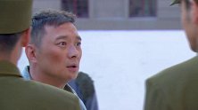 叫花子要进军部，被哨兵嘲笑阻拦，哪料军官赶到却对哨兵破口大骂