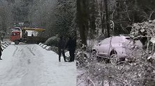 六盘水一越野车雪地失控滑出道路翻进山林，吊车前来救援也栽了