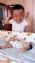 趁儿子睡着了，宝爸不忘皮一下，没想到结果会是这样！